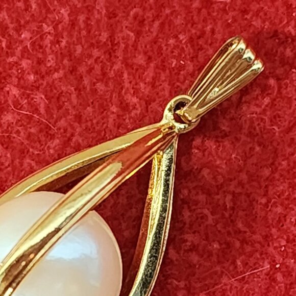 Avon Vintage Large Cream Floating Faux Pearl Inside a Gold Tone Cage Pendant - Picture 11 of 16